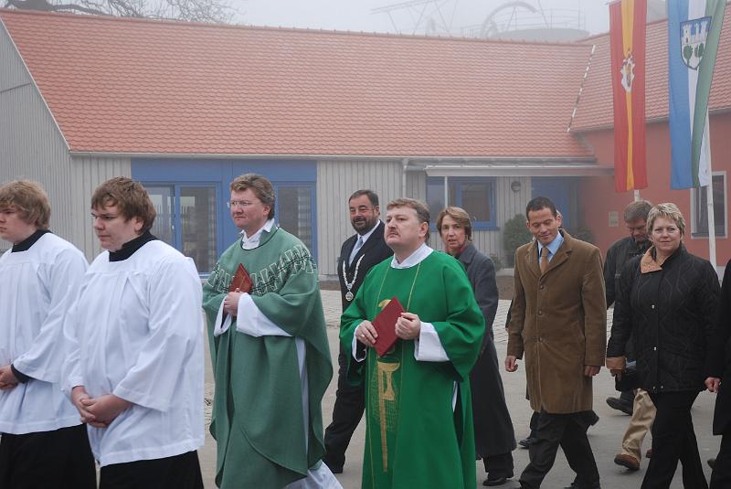 C_Kirchenzug.JPG - Der Kirchenzug kommt am neuen Dorfhaus vorbei.