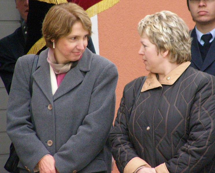 C_MdL_reden.JPG - Die neuen Angeordneten im Bayerischen Landtag suchen das Gespräch.