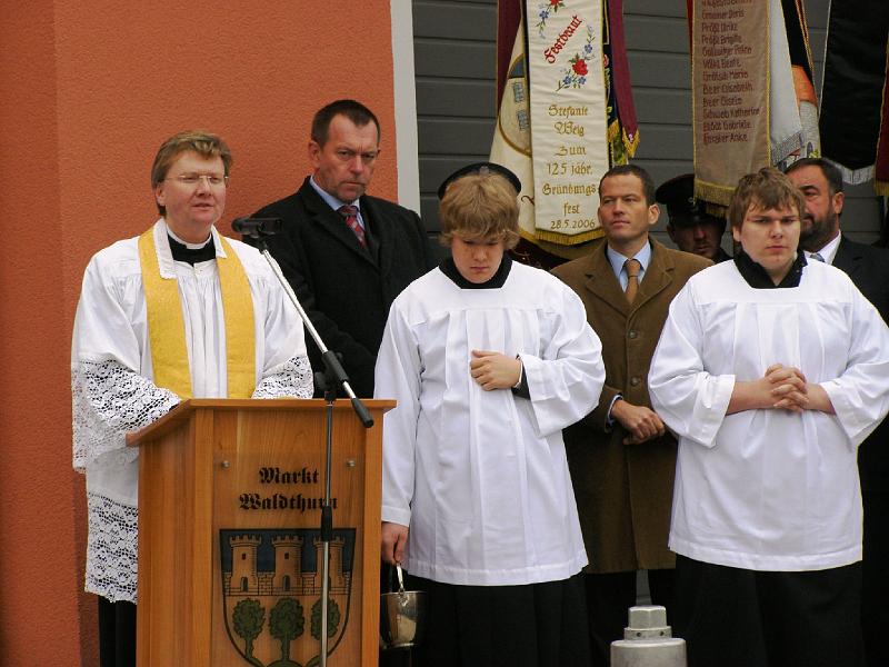 C_Pfarrer_begr.JPG - Pfarrer Marek Baron bei der feierlichen Segnung des neuen Gebäudes.