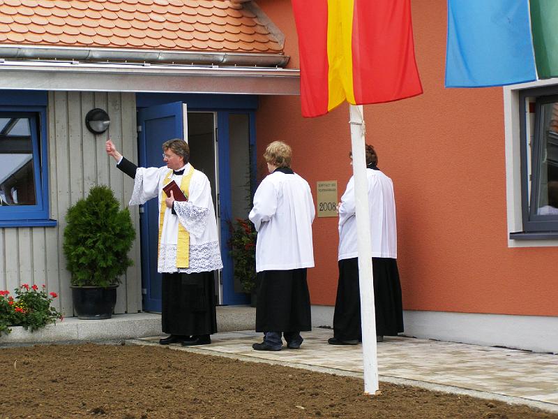 C_Segnung.JPG - Der Pfarrer bespritzt das Gebäude und die Räume mit Weihwasser.