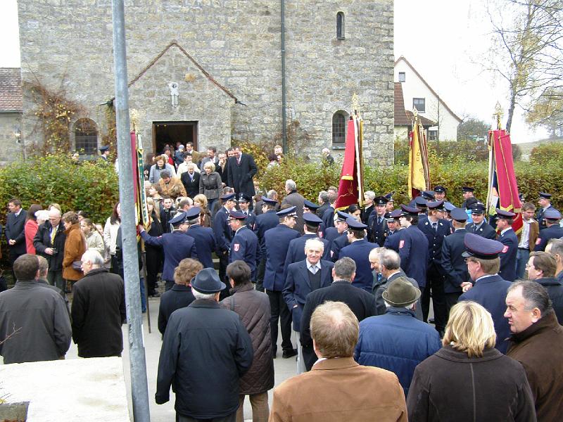 C_nach_Kirche.JPG - Nach dem Gottesdienst Aufstellen zum Festzug.