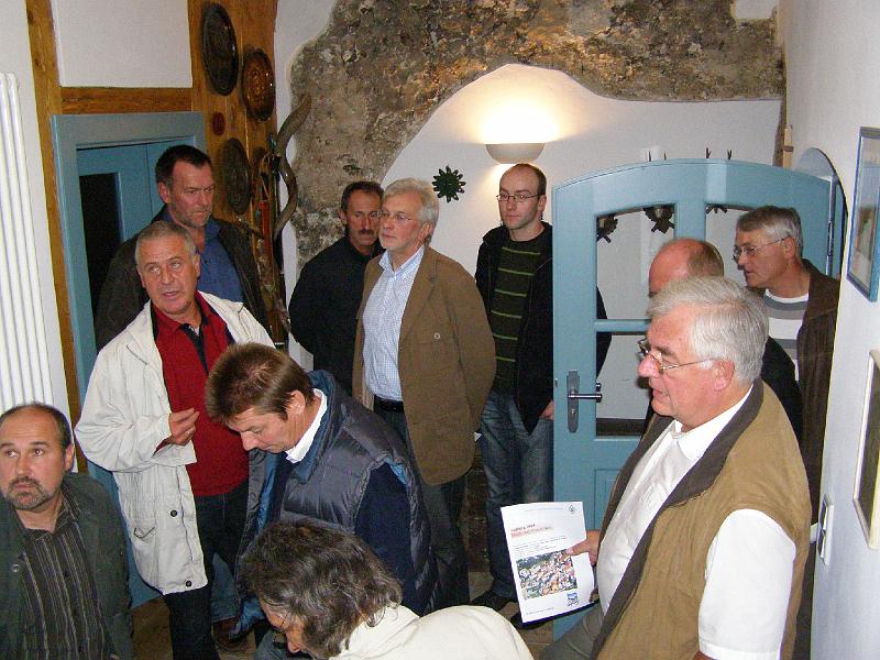 Baeckerhaus.JPG - Bäckermeister Hans Maier (2. von links) stellt noch sein liebevoll restauriertes Haus vor.