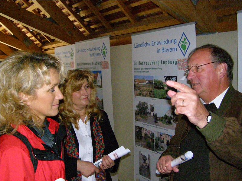 Bgm_Damen.JPG - Altbürgermeister Willi Keßler kann seine Zuhörerinnen fesseln.