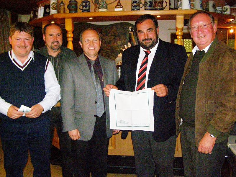 Bgm_Gruppe_2.JPG - Das Bürgermeisterfoto: von links Hans-Peter Reil (Waldthurn), Roman Bauer (Waldthurn), Alfred Meier (Lupburg), Josef Beimler (Waldthurn) und Willi Keßler (Lupburg).