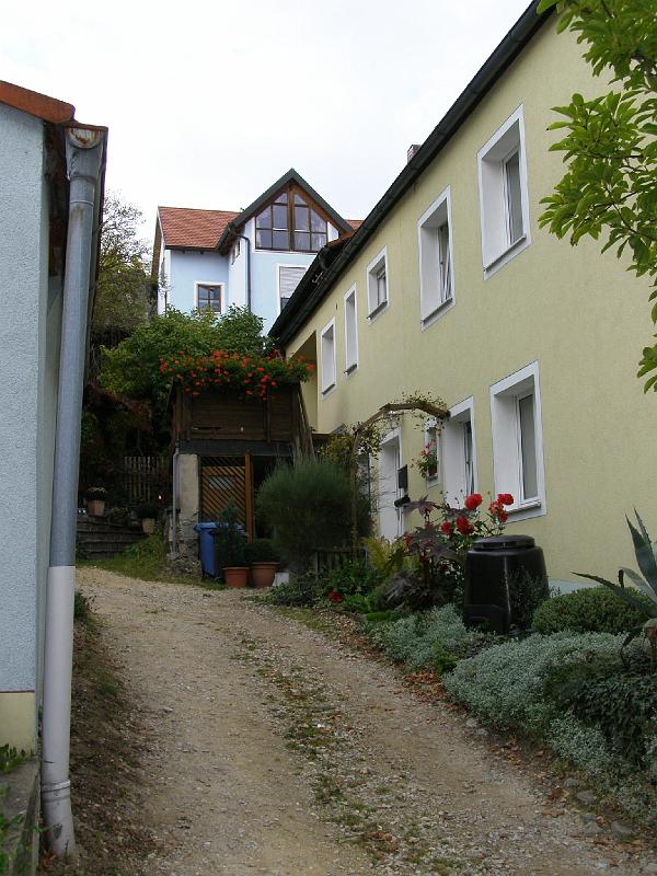 Blick_durch_Weg.JPG - Auch in den Seitenwegen ist viel Liebe zum Detail zu sehen.