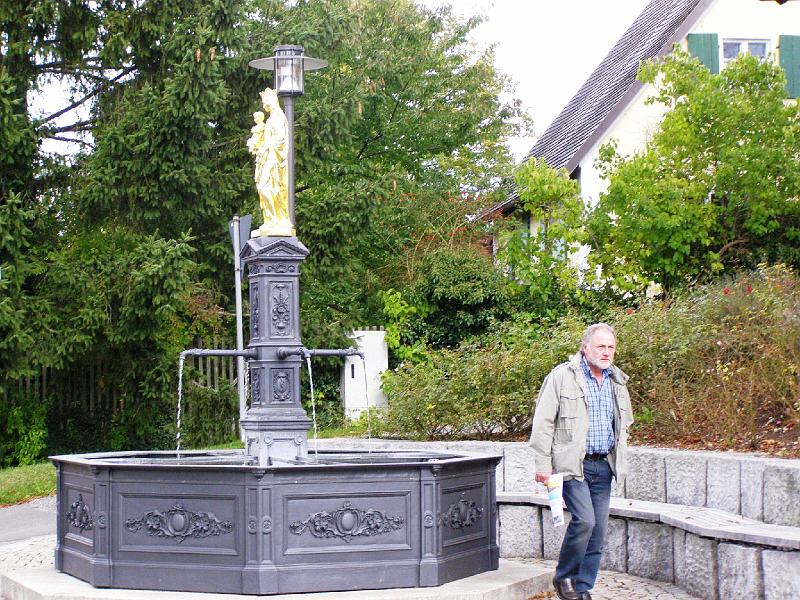 Brunnen_Hugo.JPG - Ein Wasserwart kann's nicht lassen, er sucht immer die Nähe des Lebenselexiers.