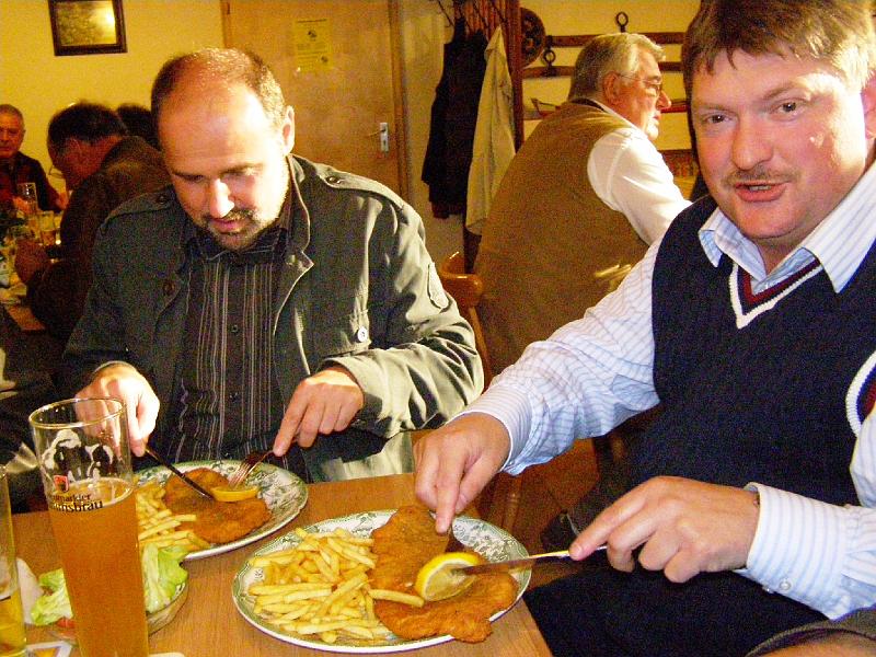 Schnitzel.JPG - ....noch größeren Hunger. Ob die beiden Bürgermeister die großen Schnitzel verdaut haben?