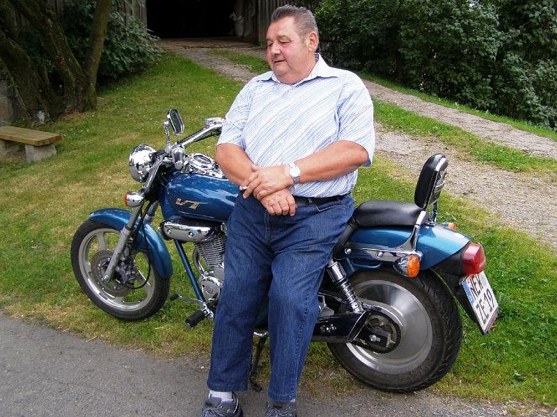 Wandz_Motorrad.JPG - Zur feierlichen Übergabe der Tanks kamen auch viele Gäste. Marktrat Reinhard Wandzioch kam mit seiner Maschine angefahren.