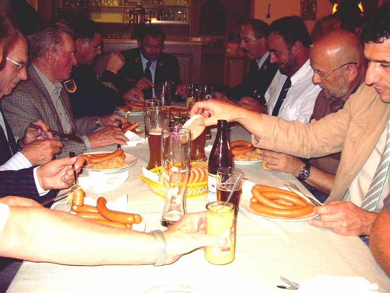Brotzeit.JPG - Nach der Segnung und Übergabe der neuen Pumpe lud die FFW Spielberg zu einer zünftigen Brotzeit beim Wirtsheiner ein.