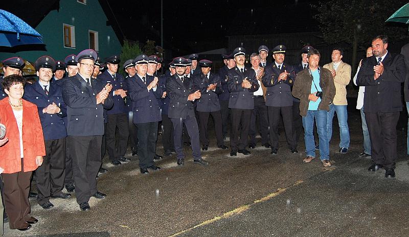 FFW_klatscht.jpg - Trotz des einsetzenden Regens waren viele Feuerwehraktive bei der Segnung und Übergabe der neuen Pumpe.