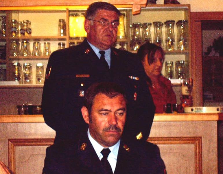 KBR.JPG - KBR Richard Meier dankt den Feuerwehrleuten für ihren unermüdlichen Einsatz (im Vordergurnd KBI Hans Rewitzer).