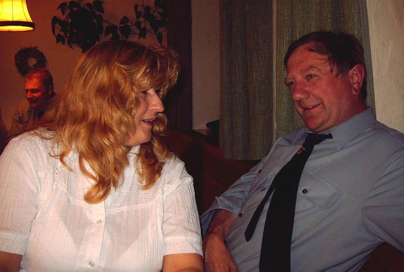 Kommand_MRaetin.JPG - "Ja, ja, Maria, mit so a neier Spritzn san mir Spüberger wieder top fit!" - Kommandant Albert Völkl im Gespräch mit Markträtin Maria Greim.