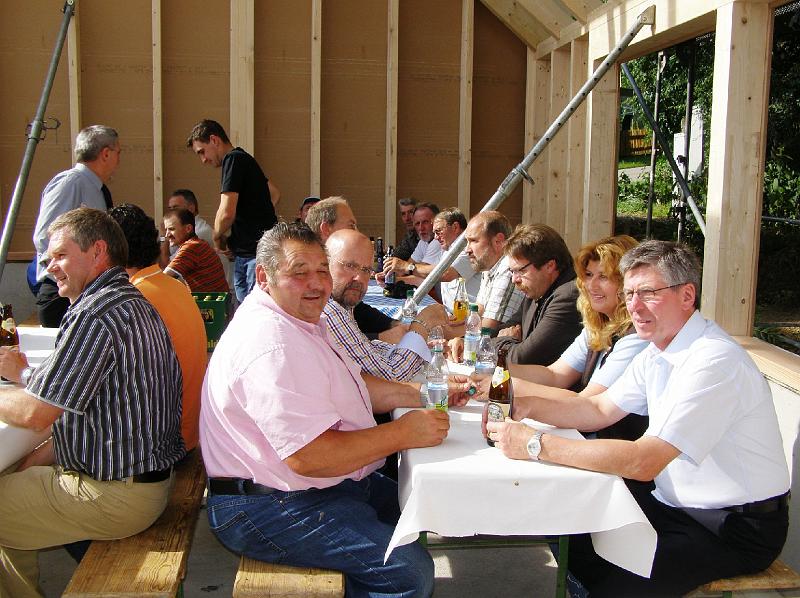 C_Raete_Tisch.JPG - Die Gemeinderäte fühlen sich wohl im Dorftreff.