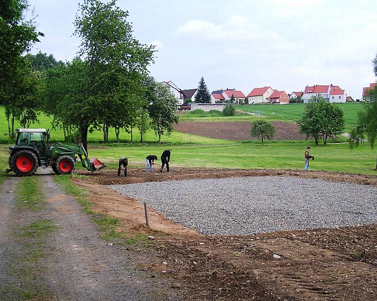 Beach_JU.JPG - Weitere Attraktion am Badeweiher: die Junge Union Waldthurn errichtet ein Beach-Volleyball-Feld.