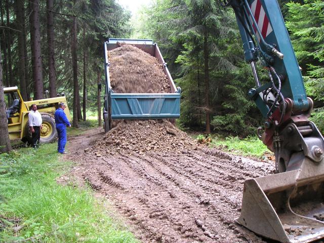 Ellertz_Schotter.JPG - Wasserdurchlässiger Untergrund schafft eine längere Haltbarkeit der Waldwege.