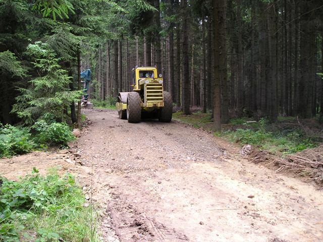 Ellertz_neu.JPG - Die Marktgemeinde saniert in Eigenregie den Waldweg am Ellerzhof.