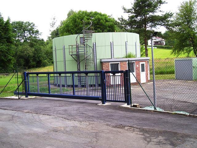 Klaer_Tor.JPG - Neue Toranlage an der Kläranlage Waldthurn erleichtert die Zufahrt erheblich.