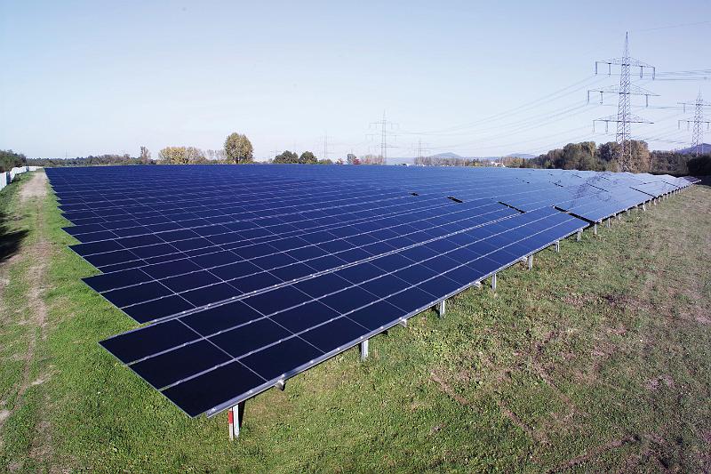PV_Anlage.jpg - Beispiel einer großen Photovoltaik-Freiflächenanlage: Konflikt mit Landschaftsbild vorprogrammiert.
