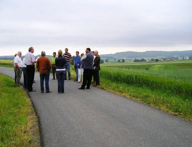 PV_OT.JPG - Ortstermin mit den Fachbehörden in der Nähe des Irlhofes: hier soll eine Photovoltaikanlage errichtet werden.