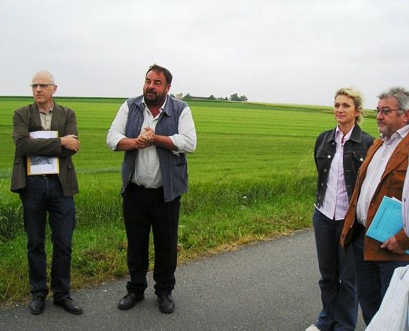 PV_OT_Fachl.JPG - Der Kreisbaumeister (links) und der Vertreter des Wasserwirtschaftsamtes (rechts) stufen die im Wasserschutzgebiet geplante Solaranlage als schwer realisierbar ein.