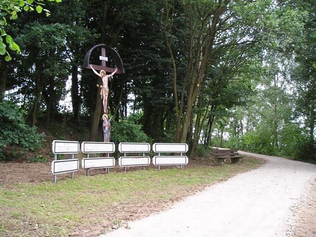 Totenbretter.JPG - Wieder ein Blickfang am Ortsausgang von Waldthurn in Richtung Bernrieth: die neu hergerichtete Anlage an den Totenbrettern.