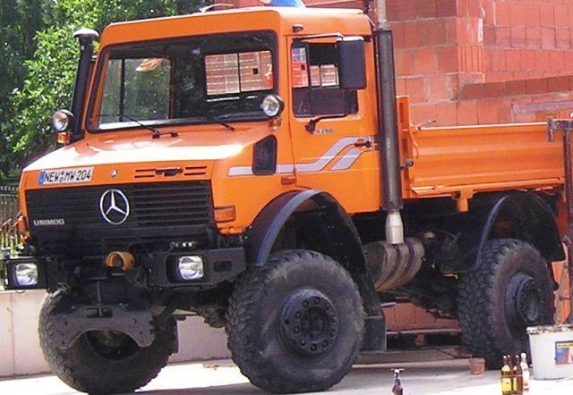 Unimog_renoviert.JPG - Zumindest optisch wieder ein Schmuckstück: der gemeindeiegene Unimog nach der Generlaüberholung durch den Bauhof.