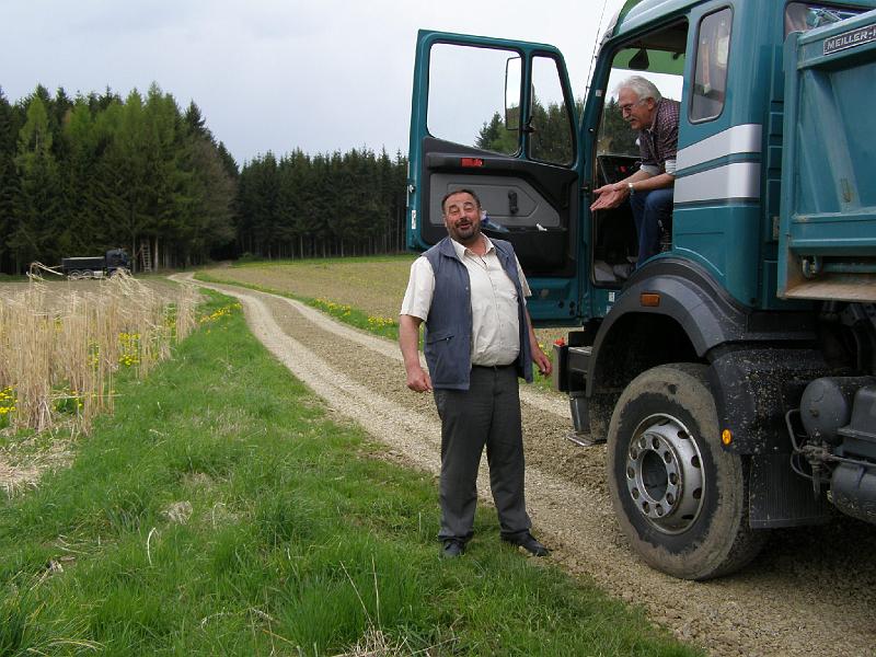 Weg_Buch.JPG - Blitzaktion an einem Wochenende: zwei Waldwege bei Buch und Wampenhof wurden aufgeschottert.