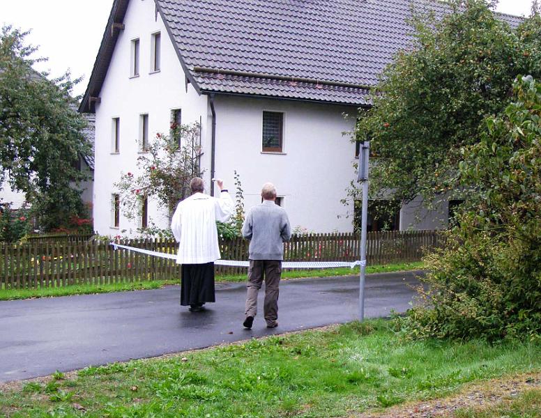 Ottenr_03.JPG - Pfarrer Marek Baron segnet die neu sanierte Straße.
