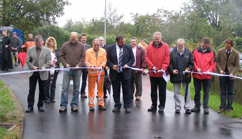 Ottenr_12.JPG - Die sanierte Straße wird von den Ehrengästen offiziel wieder in Betrieb genommen.