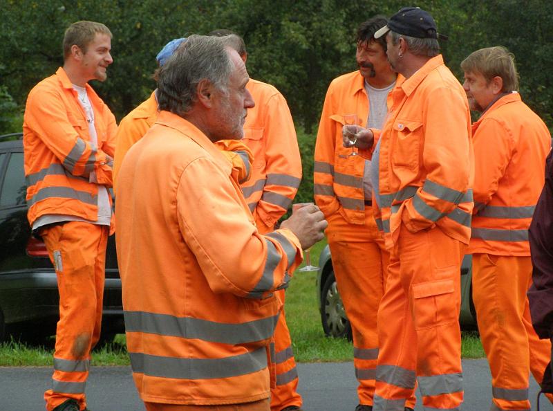 Ottenr_14.JPG - Auch das muss mal sein dürfen: kurze Verschnaufpause für die Mitarbeiter des gemeindlichen Bauhofes.