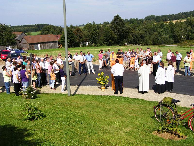 Einw_Spielb_01.JPG - Zahlreiche Gäste wohnten der Segnung und Wiederinbetriebnahme der Straße bei.