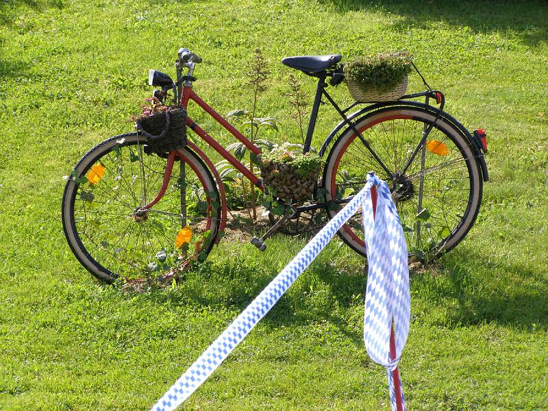 Einw_Spielb_07.JPG - Keine Schlaglöcher mehr: auf der neuen Straße können nun wieder gefahrlos Fahrräder bewegt werden.