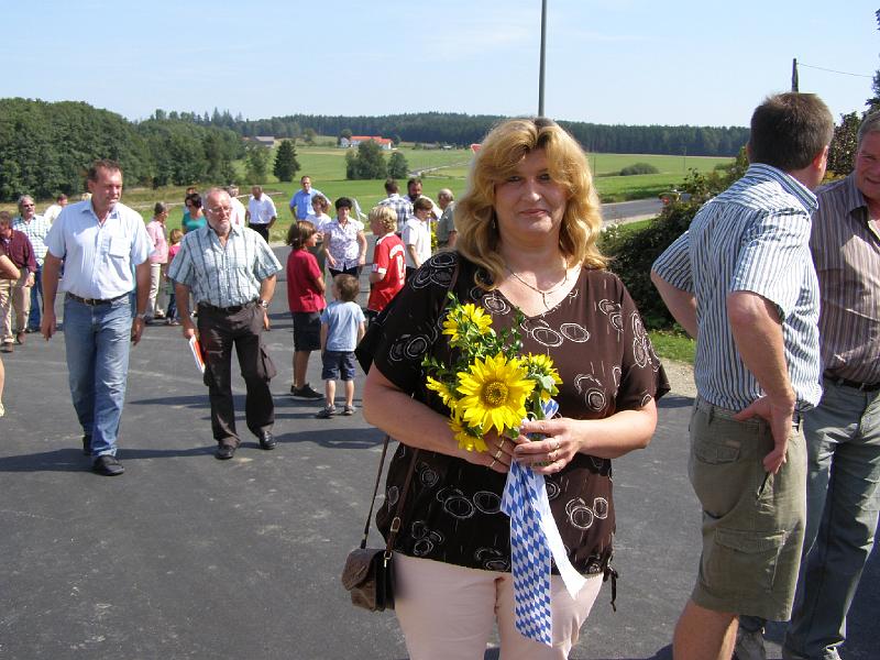 Einw_Spielb_15.JPG - Schönes Zeichen: ein Blumenstrauß wurde der Markträtin Maria Greim überreicht.