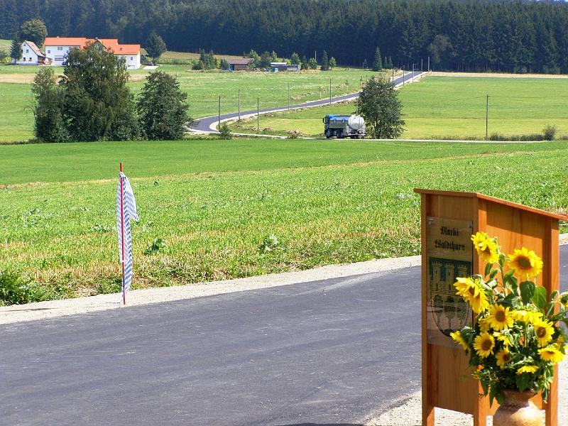 Einw_Spielb_20.JPG - Dafür ist sie da: zum ersten Mal fährt das Milchauto auf der neuen Straße in Richtung Wampenhof..